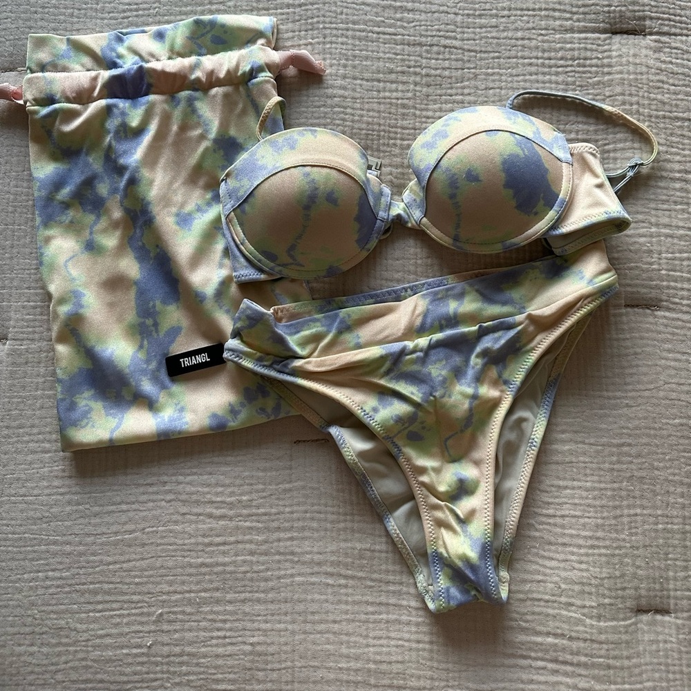Triangl tie-dye bikini